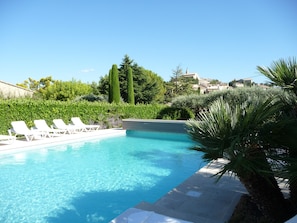 Piscine , vue sur Crillon le Brave