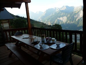 PETIT DEJEUNER SUR LA GRANDE TABLE DU BALCON