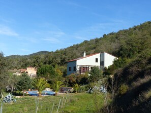 la maison et la piscine