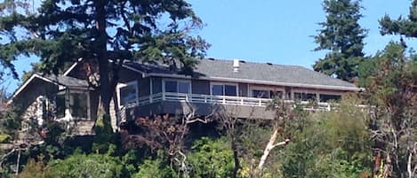 High on a cliff - beautiful views of Cascade Mountains, Farmland and Delta