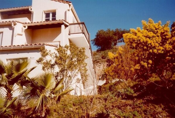 Au pied de l'appartement.