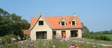 Un gîte calme, lumineux, spacieux ... entre mer et campagne très bien localisé