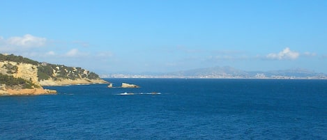 la vue vers l'est et Marseille
