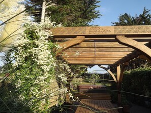 Vue sur la pergola et l'arrière du jardin