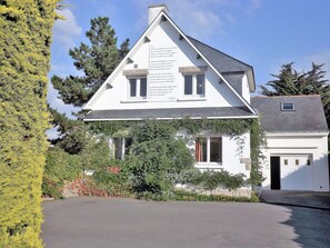 Façade avant de la maison et son parking
