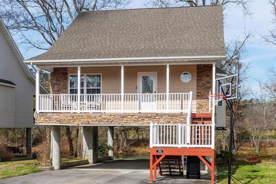 Beautiful River Front home ! 1.5 mi. from pkwy! Dollywood/le Conte/Gatlinburg 