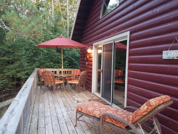 Relax, enjoy eagles and the restful peace and quiet of our lakeside cabin.