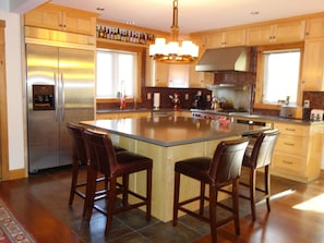 Gourmet kitchen with stainless steel appliances incl. warming drawer & gas oven