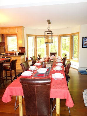 The dining room welcomes 14-16 guests + 4 on the kitchen island