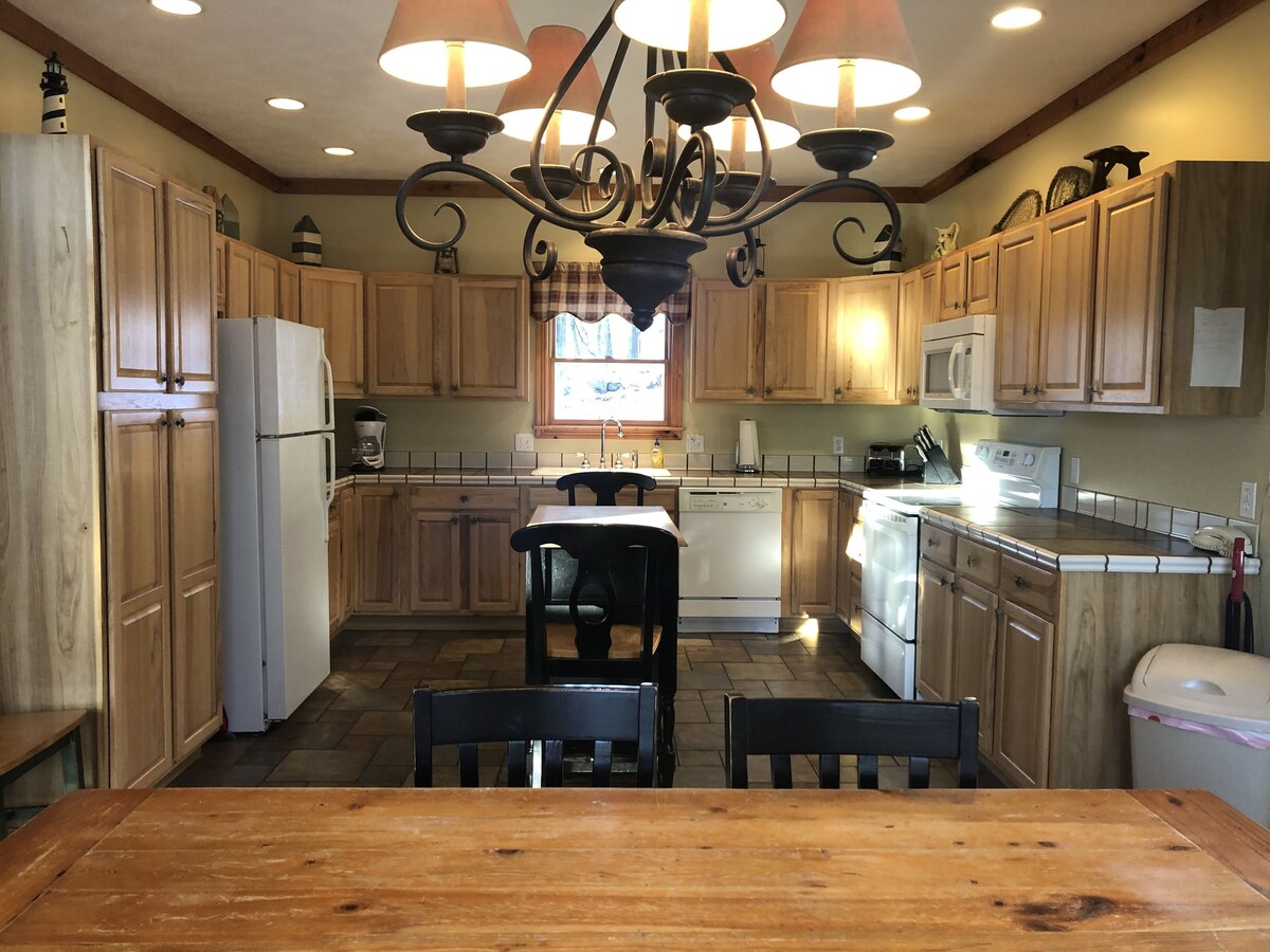 PontoonBoat! SANDY FRONTAGE! Kayaks! POOL TABLE! Next to Sleeping Bear!