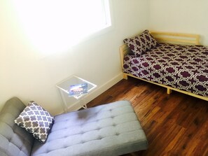 Twin/King, Chaise/Single bedroom