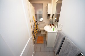 Bathroom With Tub/Shower Combo