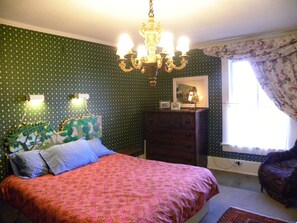 Master Bedroom: a mix of Victorian furniture and book library ready for your dreams!