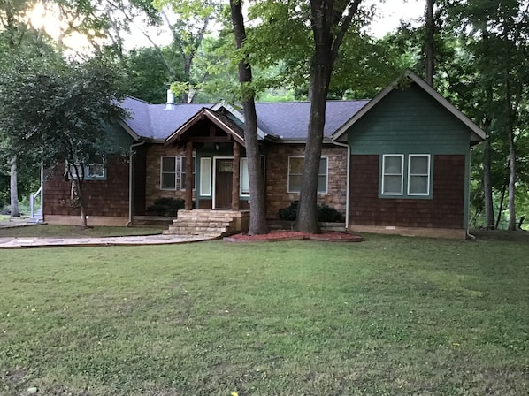 Beautiful 3 BR, 2.5 bath home right on river 