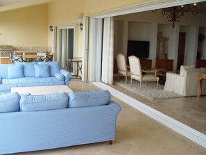 Complete open air living room / balcony
