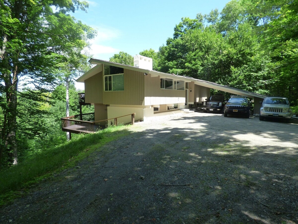 3 Level 2900 Sq. Ft. House: 6 Bedrooms, 4.5 Baths, & 2 Fireplaces