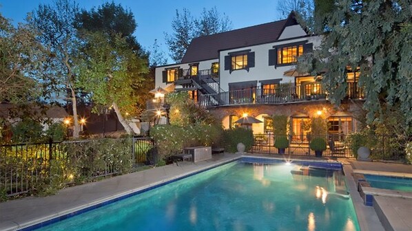 Heated pool and jacuzzi.
Electric pool cover. Completed gated.