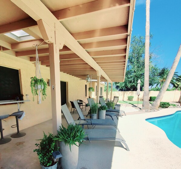guests favorite, south facing backyard all sun!  🌞 