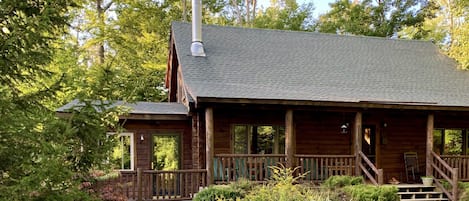 Front view of cabin w/ Private driveway