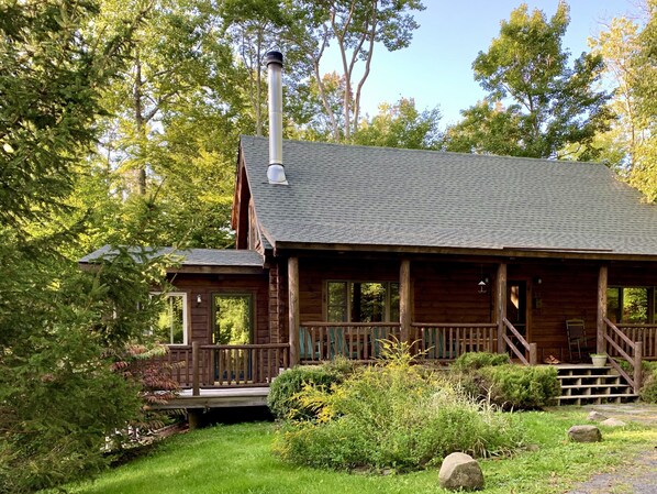 Front view of cabin w/ Private driveway