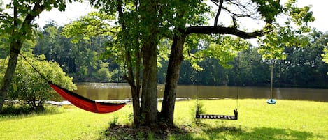 Peaceful hammock and swing right by the lake, perfect for the kids