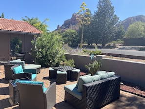 Front Courtyard with comfortable & relaxing seating. Great for star gazing.