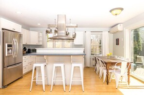 Kitchen with Breakfast Bar