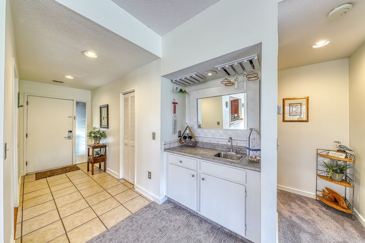 Spacious Dog-Friendly Condo with Shared Pool, Tennis, Golf & Beach Access