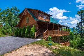 Wears Valley Pet Friendly Cabin "Rainbows End"