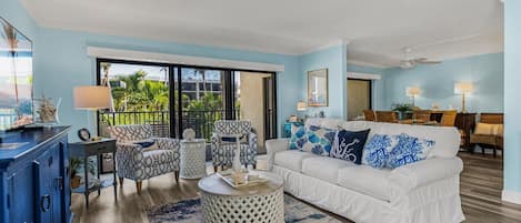 Welcome to our relaxing  condo . . . a place to enjoy the beauty of Boca. 