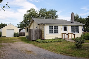 Outdoor Shower, Large Driveway, Garage with Beach Chairs & Boogie Boards