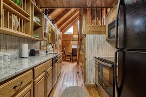 Gatlinburg Cabin "Antler Crossing" - Fully furnished kitchen