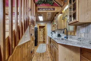 Smoky Mountain Cabin "Antler Crossing" - Fully furnished kitchen with granite countertops