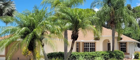 Beautiful pool/spa home five minutes from Barefoot Beach.
