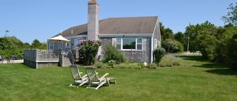 Peaceful and sunny cottage at the end of Meadow Lane.