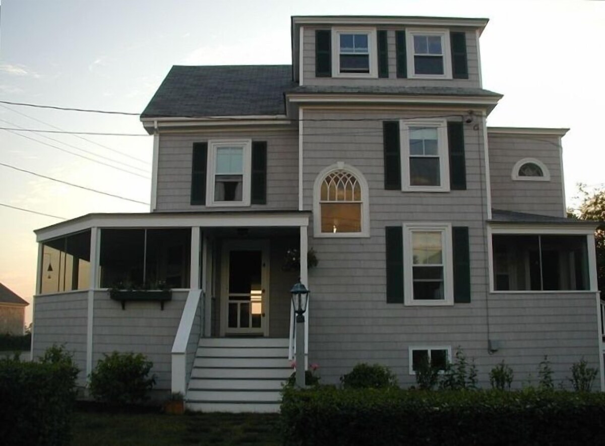 Charming Maine Cottage Across from the Ocean