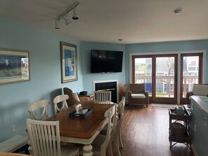 Living room/dining room
