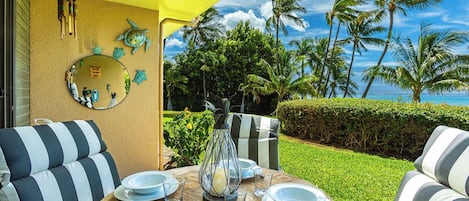 Dining for 4 on the oceanfront lanai.