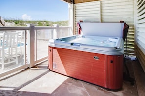Surf-or-Sound-Realty-Wa-Hoo-Hatteras-866-Hot-Tub