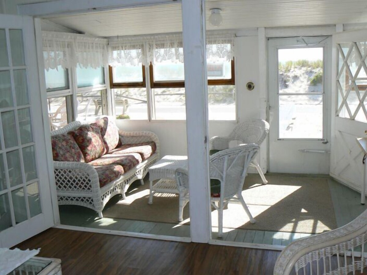 Right on Ocean! Family area.