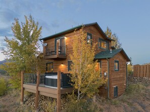 Eagle Crest Cabin offers the ultimate Colorado vacation experience