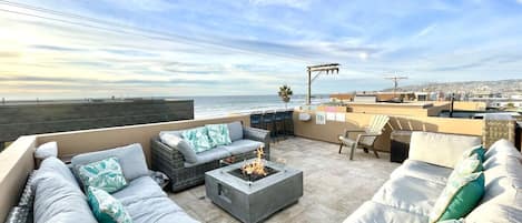 The roof top balcony with lounge furniture to soak up the sun!