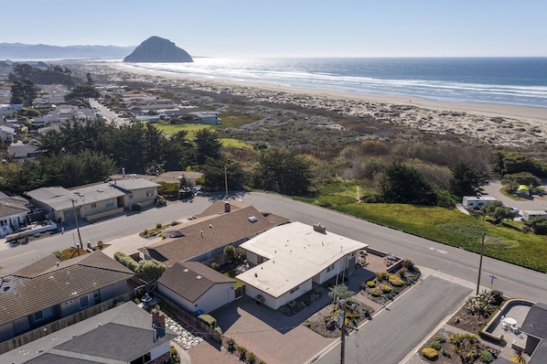 This amazing home has unobstructed ocean views from Morro Rock to Cayucos!
