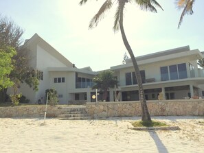 Front view of Ocean Edge Aruba from the ocean
