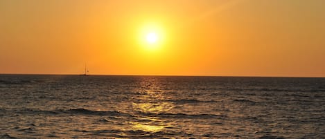 Beautiful sunset in the evening off the beach of Kauhale Makai