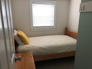 Bedroom 4 with twin bed