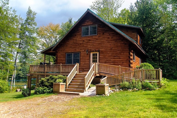 Kiwi Lodge for your Maine family vacation on the water: space, comfort, peace!