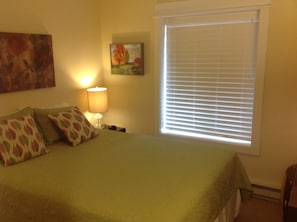 2nd bedroom with gueen bed