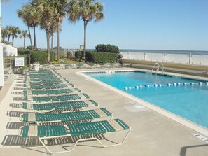 Manicured pool area in between Brigadune and the beach !