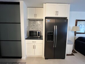 Large refrigerator with filtered ice and water dispenser!!